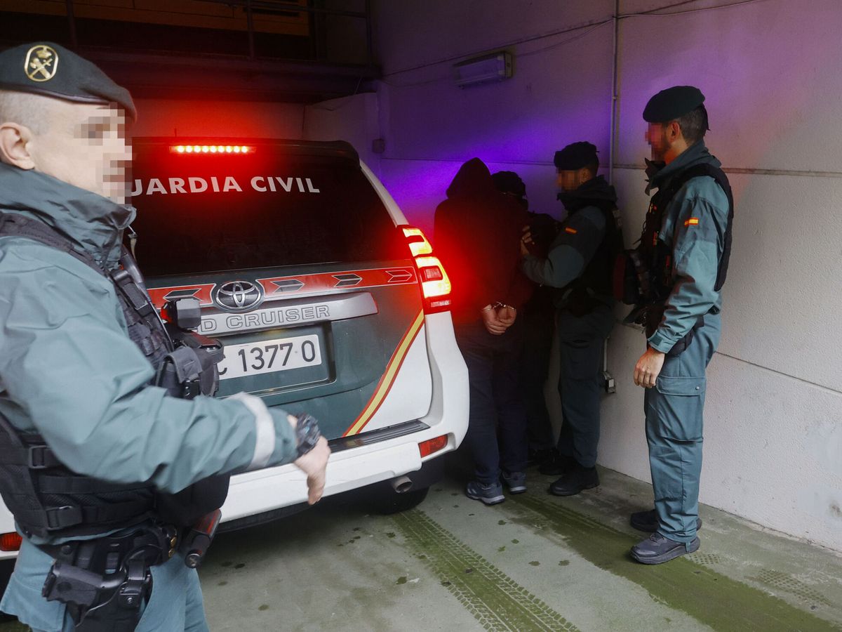 Foto: Agentes de la Guardia Civil en una detención, en archivo. (EFE/Kiko Delgado)