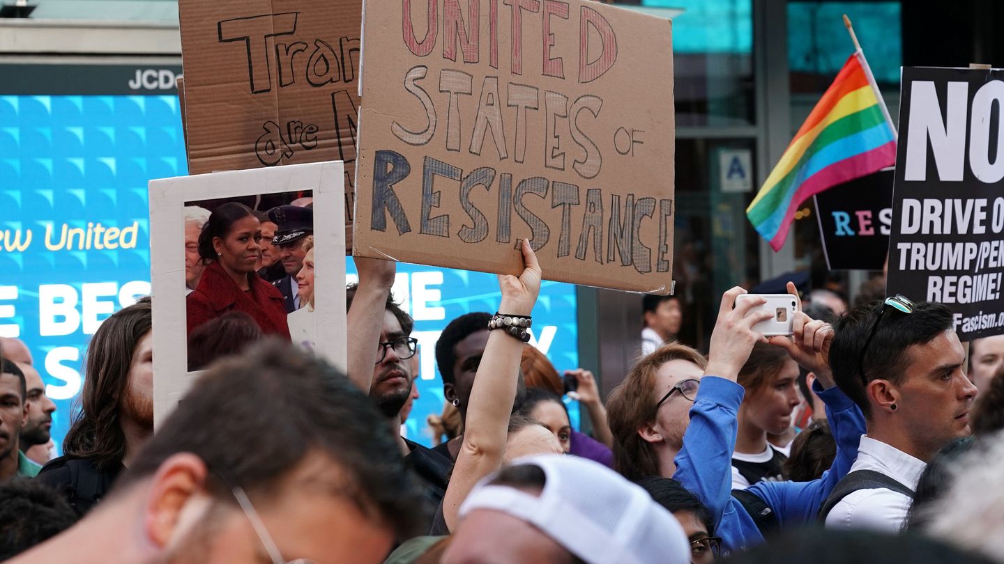 Protesta en Estados Unidos tras el anuncio de Trump de su intención de vetar a los transgénero del Ejército (Reuters)