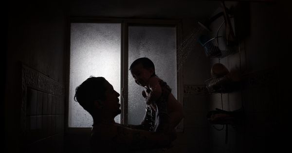 Foto: Un padre con su bebé. (EFE)
