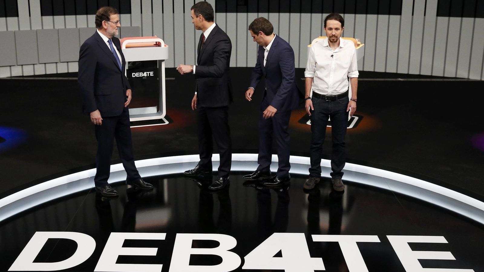 Foto: Mariano Rajoy, Pedro Sánchez, Albert Rivera y Pablo Iglesias, minutos antes del comienzo del debate a cuatro, este 13 de junio. (EFE)