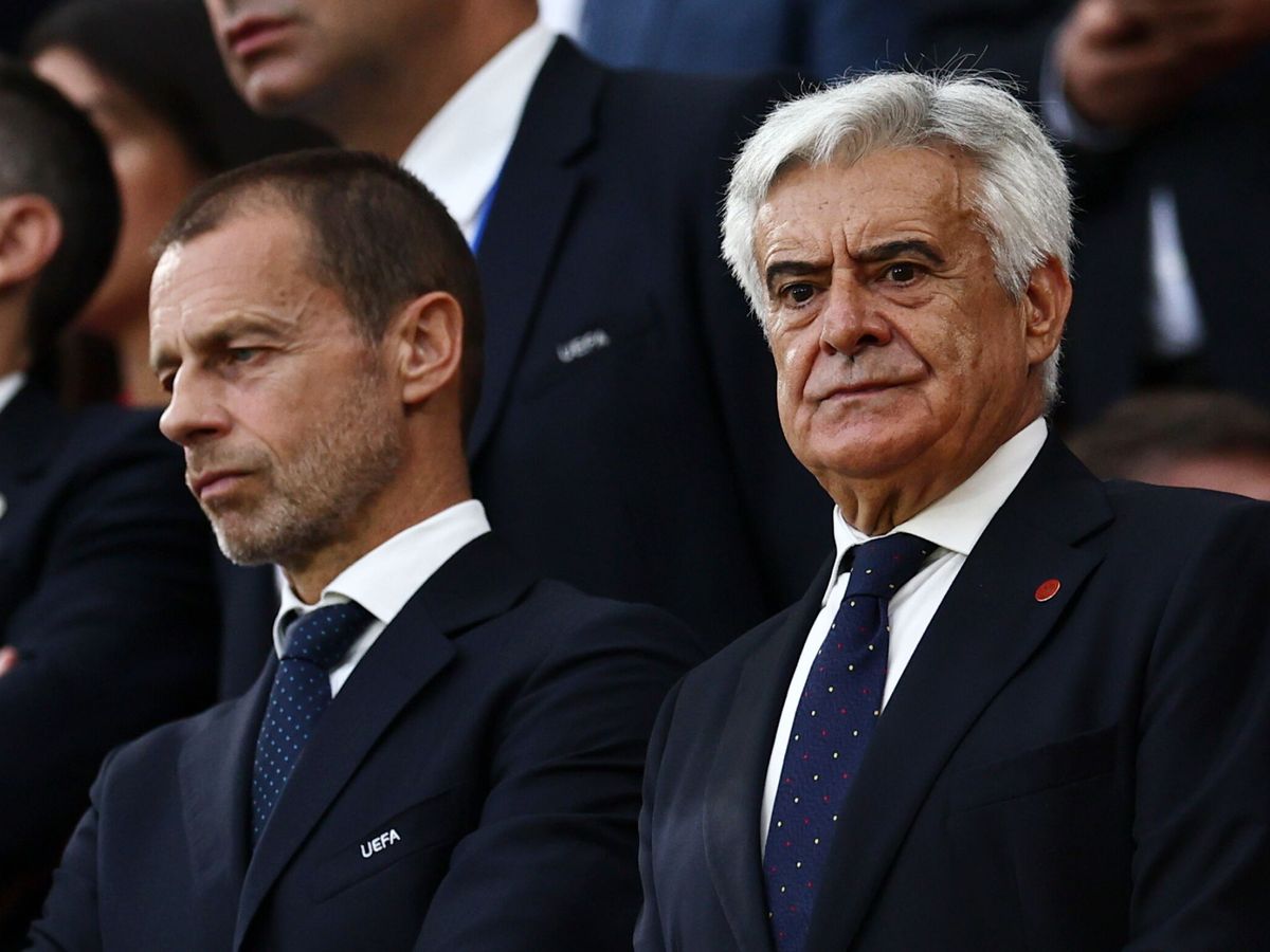 Foto: Rocha, junto a Ceferin, presidente de la UEFA. (EFE/EPA/Anna Szilagy)