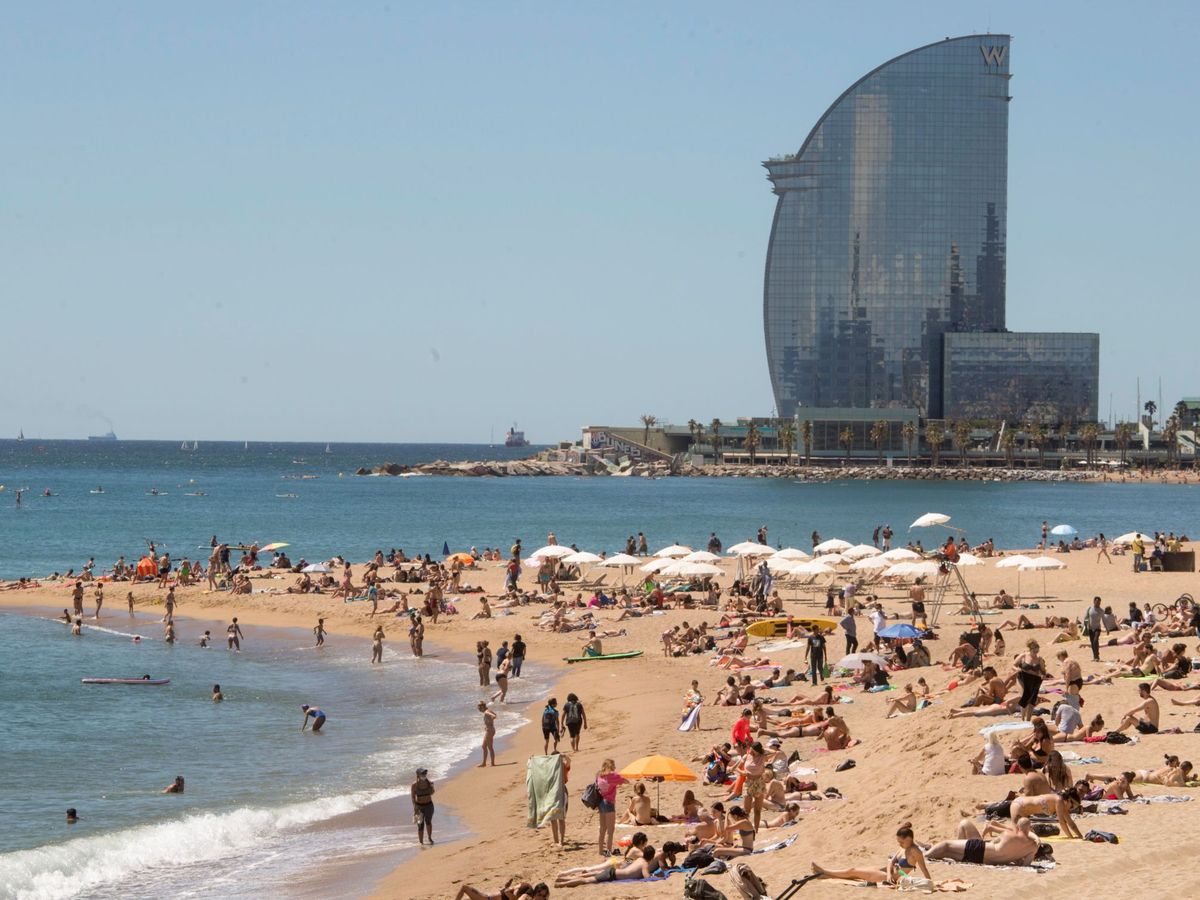 Foto: La playa de Somorrostro, en Barcelona, en una imagen de archivo. (EFE)