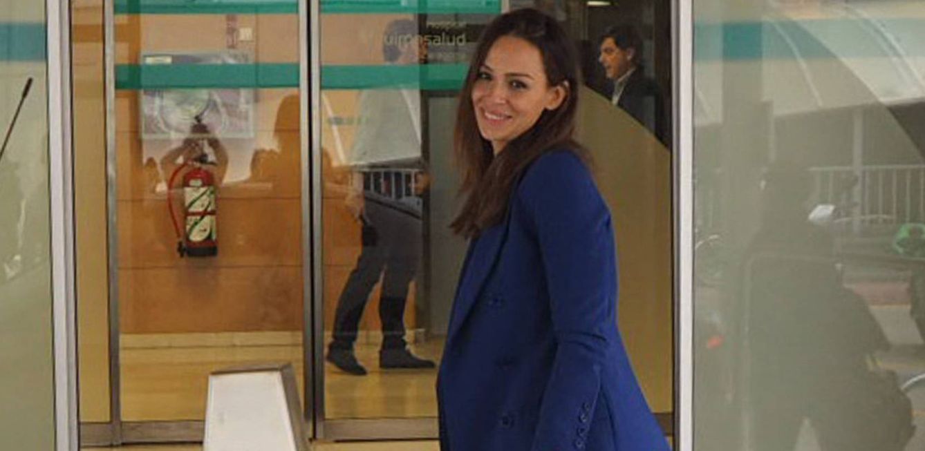 Eva González a su llegada al hospital Quirón de Zaragoza. (Gtres)