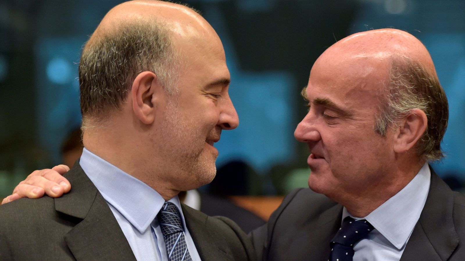 Foto: El comisario de Asuntos Económicos, Pierre Moscovici, junto con el ministro de Economía, Luis de Guindos. (Reuters)