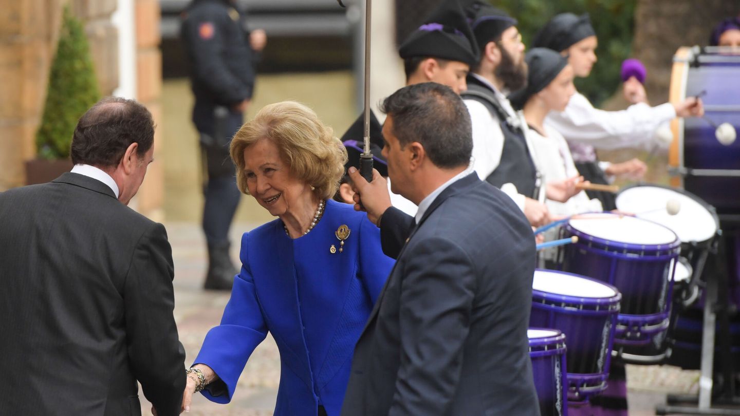 La reina Sofía, a su llegada al hotel Reconquista de Oviedo. (EFE/Eloy Alonso)