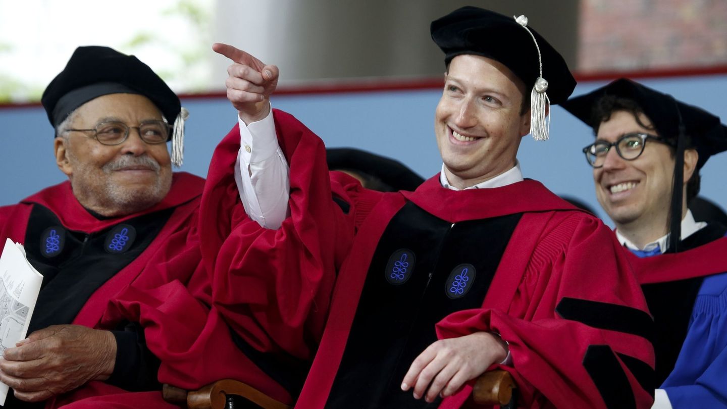 El creador de Facebook, Mark Zuckerberg, al recibir su título honorario, Doctor en Derecho, durante la ceremonia de graduación de los alumnos de la Universidad de Harvard, en Massachusetts, EEUU. (EFE)