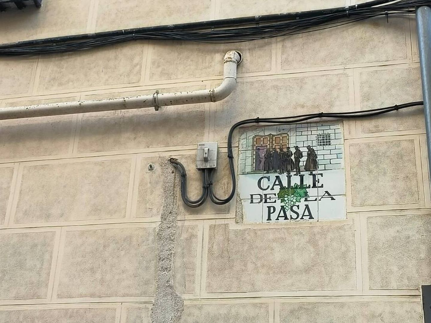El letrero de azulejos que contiene el nombre de la calle de la Pasa (Sandra Guerra)