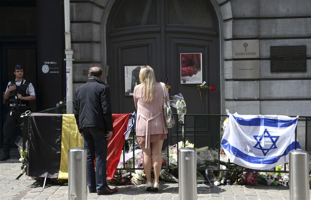 Una pareja ante el Museo Judío días después del ataque que acabó con la vida de cuatro personas (Reuters). 