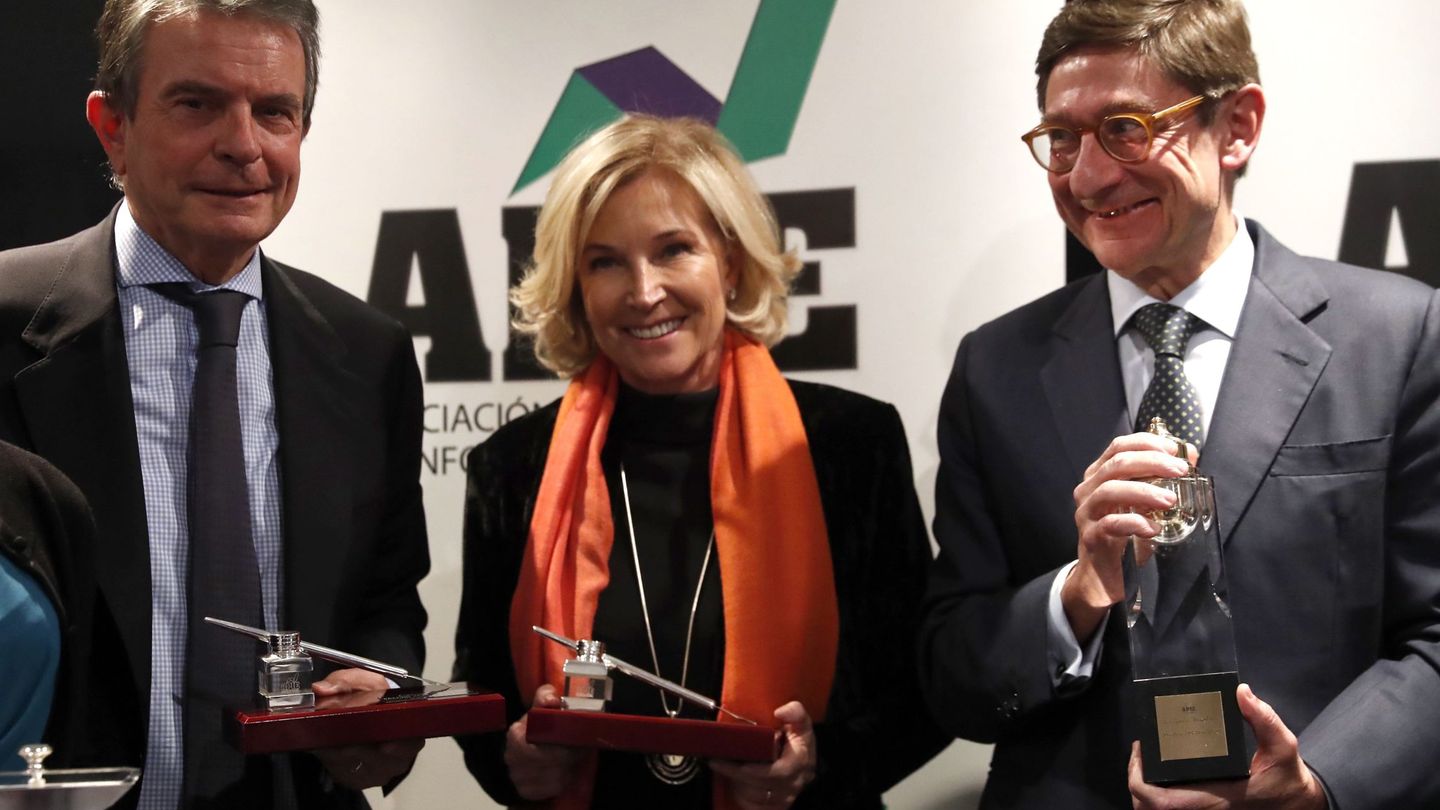 El presidente de Bankia, José Ignacio Goirigolzarri (d); la consjera delegada de Bankinter, María Dolores Dancausa, y el presidente de AC Hoteles, Antonio Catalán. (EFE)
