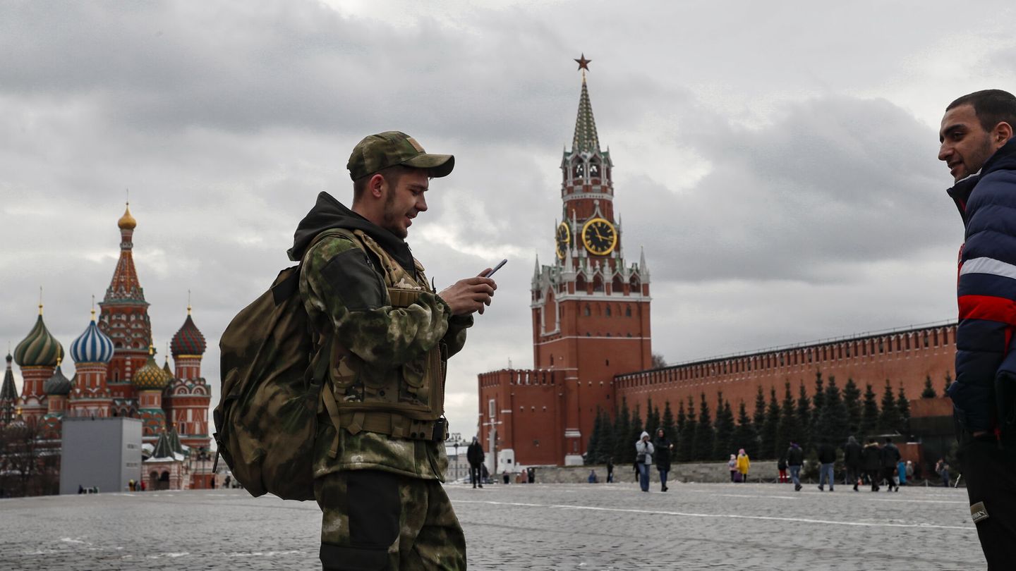 Un hombre  pasea en uniforme militar en la Plaza Roja de Moscú. (EFE/Yuri Kochetov)
