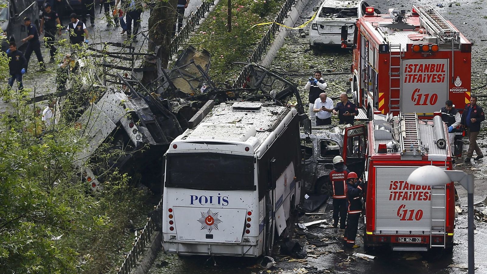 Foto: Vehículos de bomberos rodean los restos calcinados del autobús atacado (Reuters)