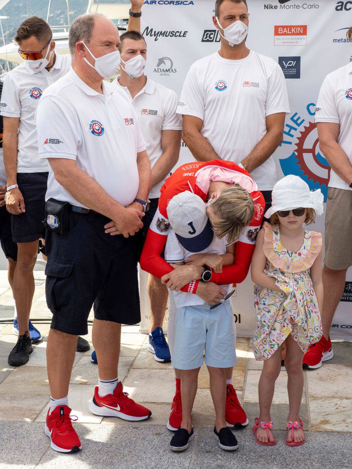 Chàrlene, abrazando a sus hijos antes de comenzar la carrera. (Getty)