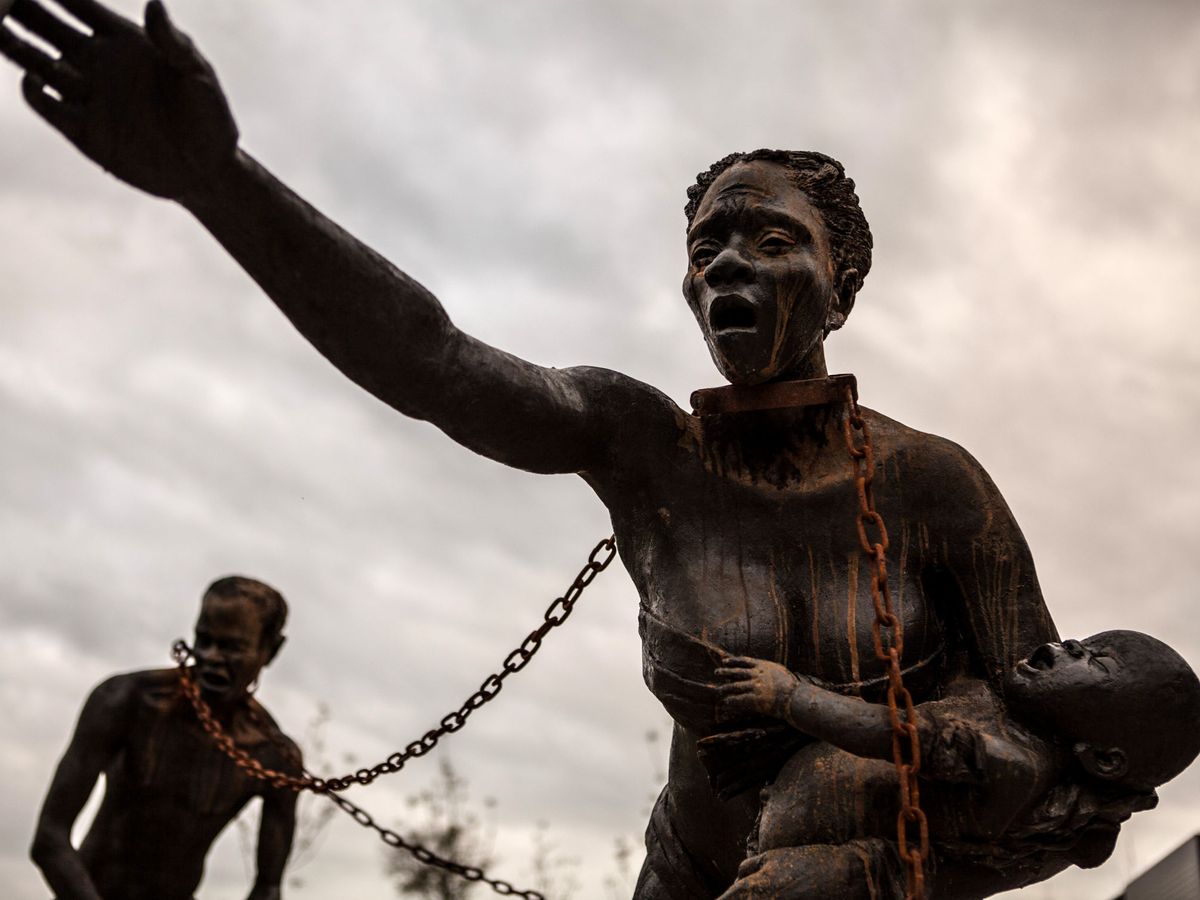 Foto: Escultura de Kwame Akoto Bamfo del Monumento Nacional por la Paz y la Justicia dedicado a la esclavitud en Montgomery, Alabama. en pleno 'Cinturón Negro' demócrata de EEUU (EFE)