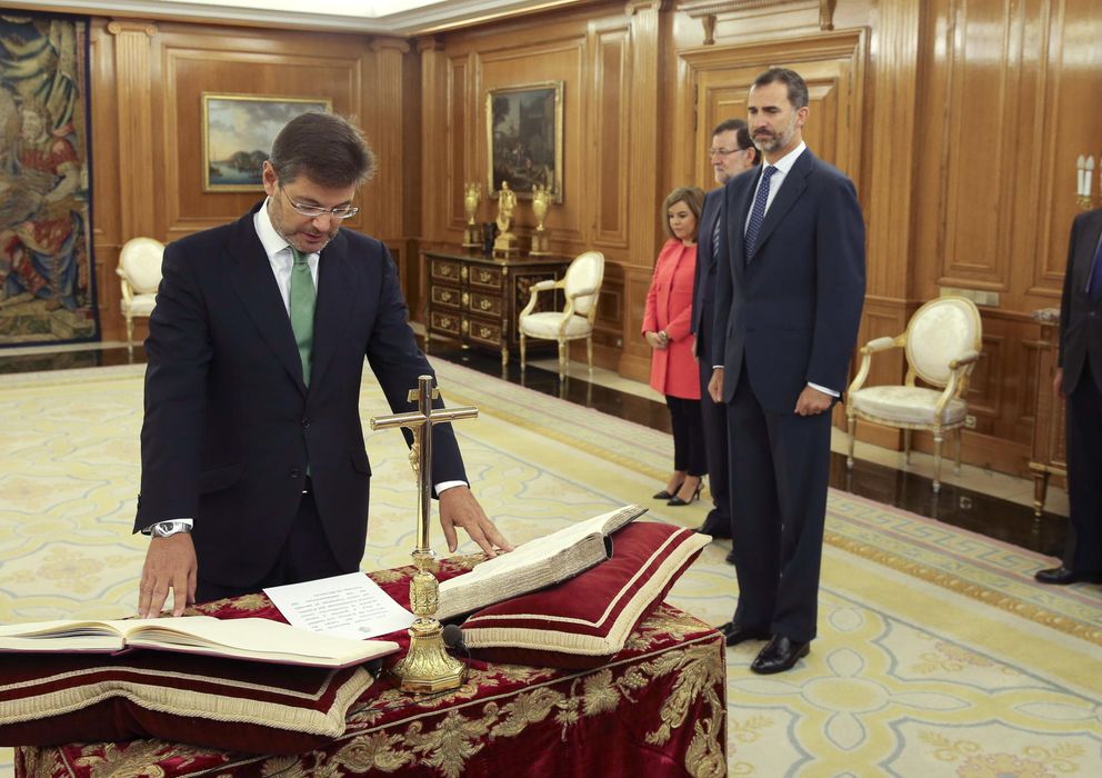 Foto: Rafael Catalá jura su cargo como ministro ante el Rey. (Efe)