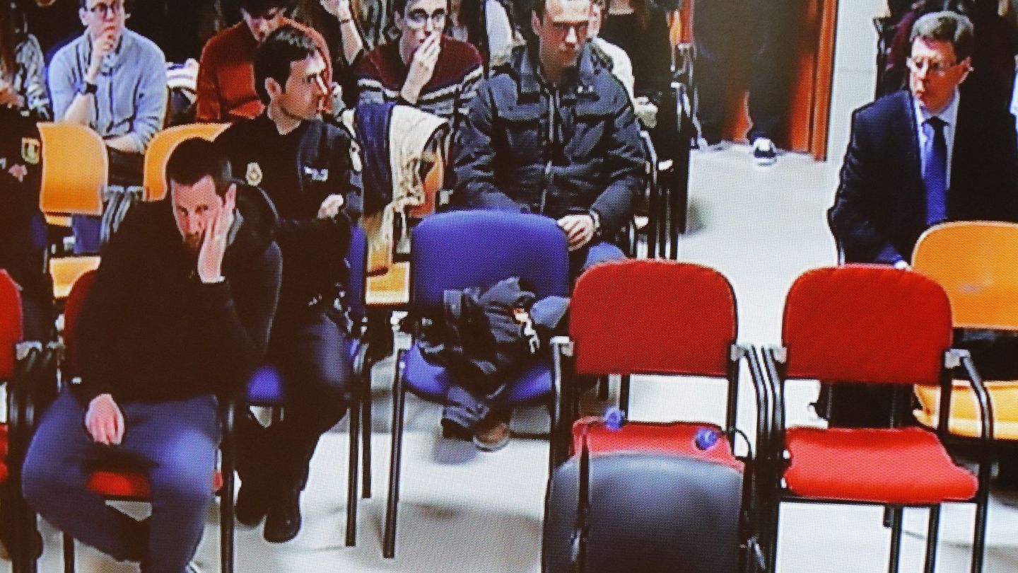 Juan Carlos Quer, a la derecha, con la vista fija en el Chicle durante el juicio. (EFE)