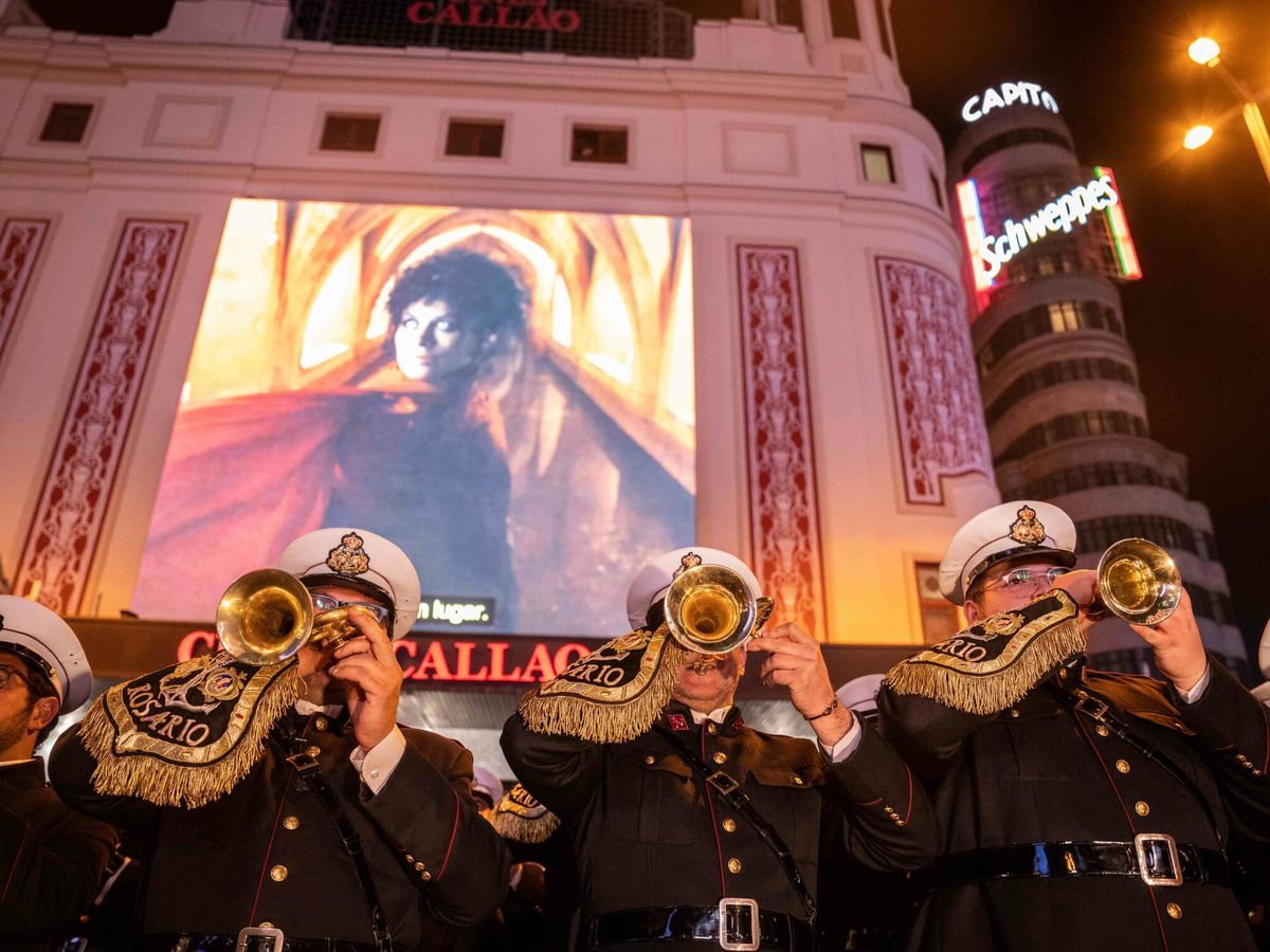 Foto: Integrantes de la banda de cornetas y tambores Rosario de Cádiz, en la plaza de Callao de Madrid, durante un acto de promoción enmarcado en Fitur. (Junta de Andalucía)