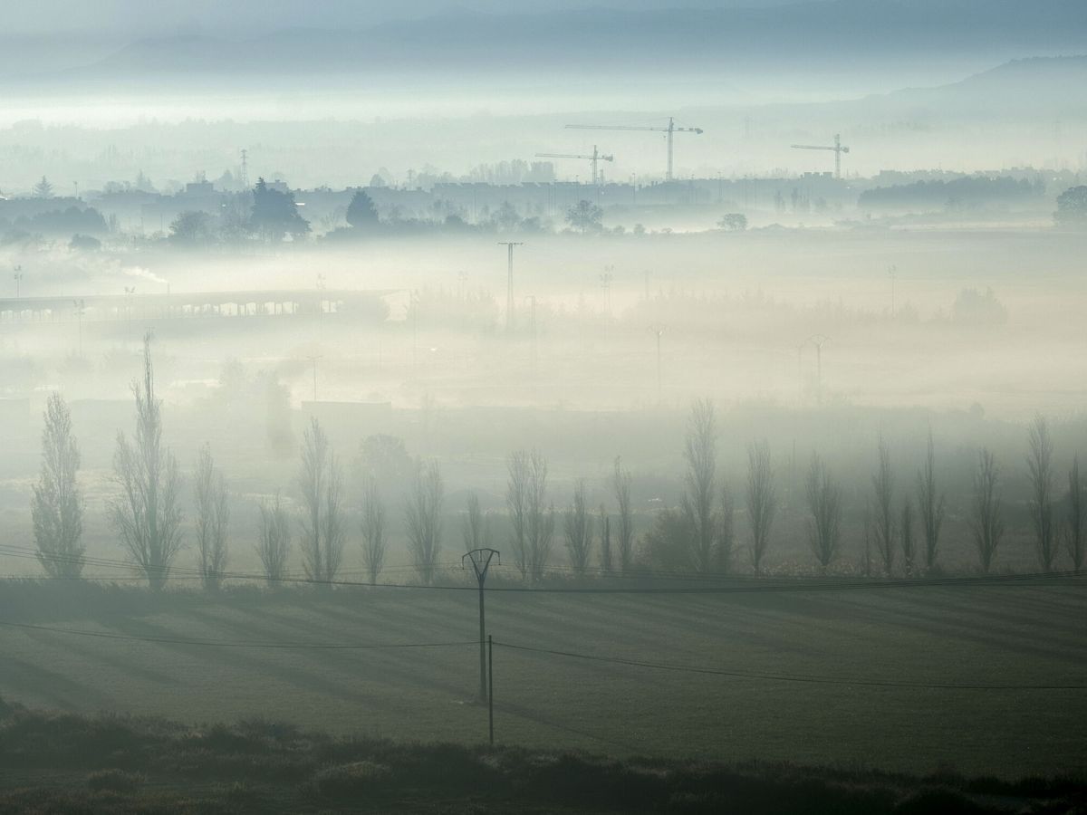 Foto: Vista de niebla en Logroño. (EFE/Raquel Manzanares)