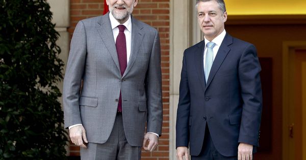Foto: El presidente del Gobierno, Mariano Rajoy, junto a Iñigo Urkullu. (EFE)