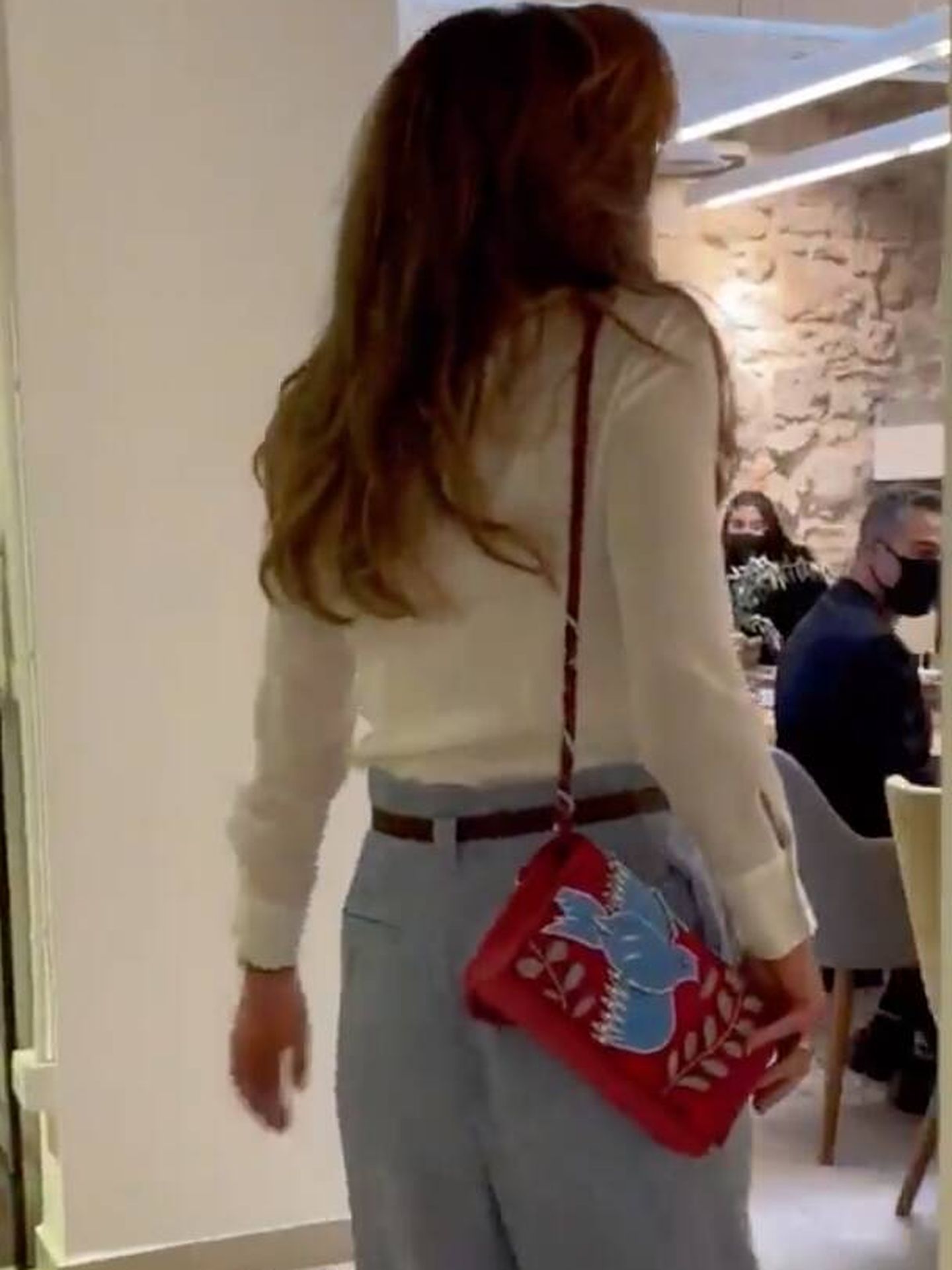 El bolso de la reina Rania. (Instagram)