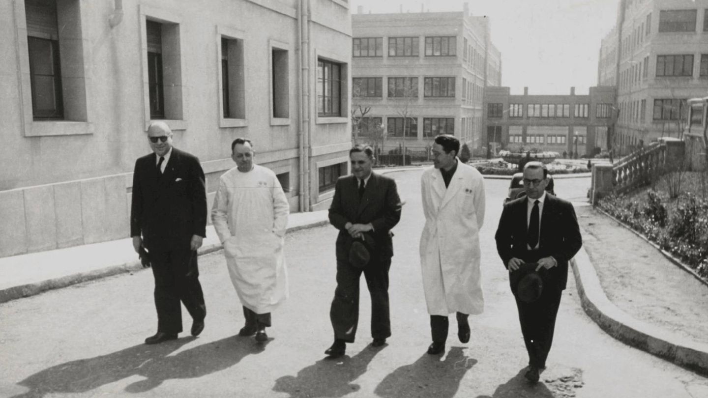 Visita de médicos al Hospital Militar del Generalísimo de Barcelona durante la epidemia de tifus de 1942 y 1943. (Pérez de Rozas/Ayto de Barcelona)