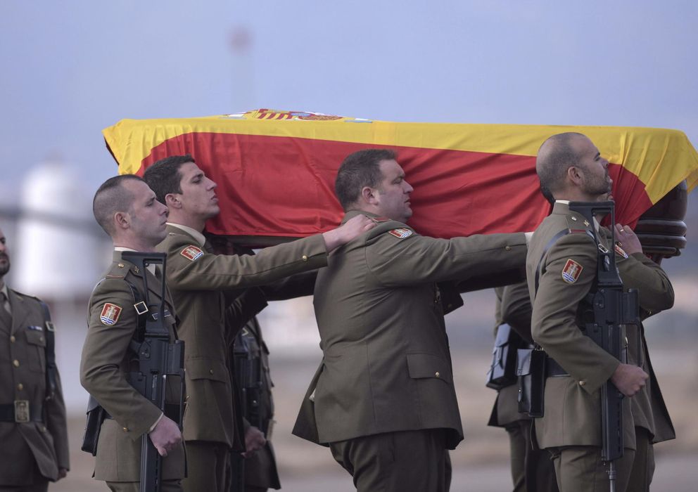 Foto: Compañeros del cabo Francisco Javier Soria Toledo portan el féretro con sus restos mortales a su llegada al aeropuerto de Córdoba. (EFE)