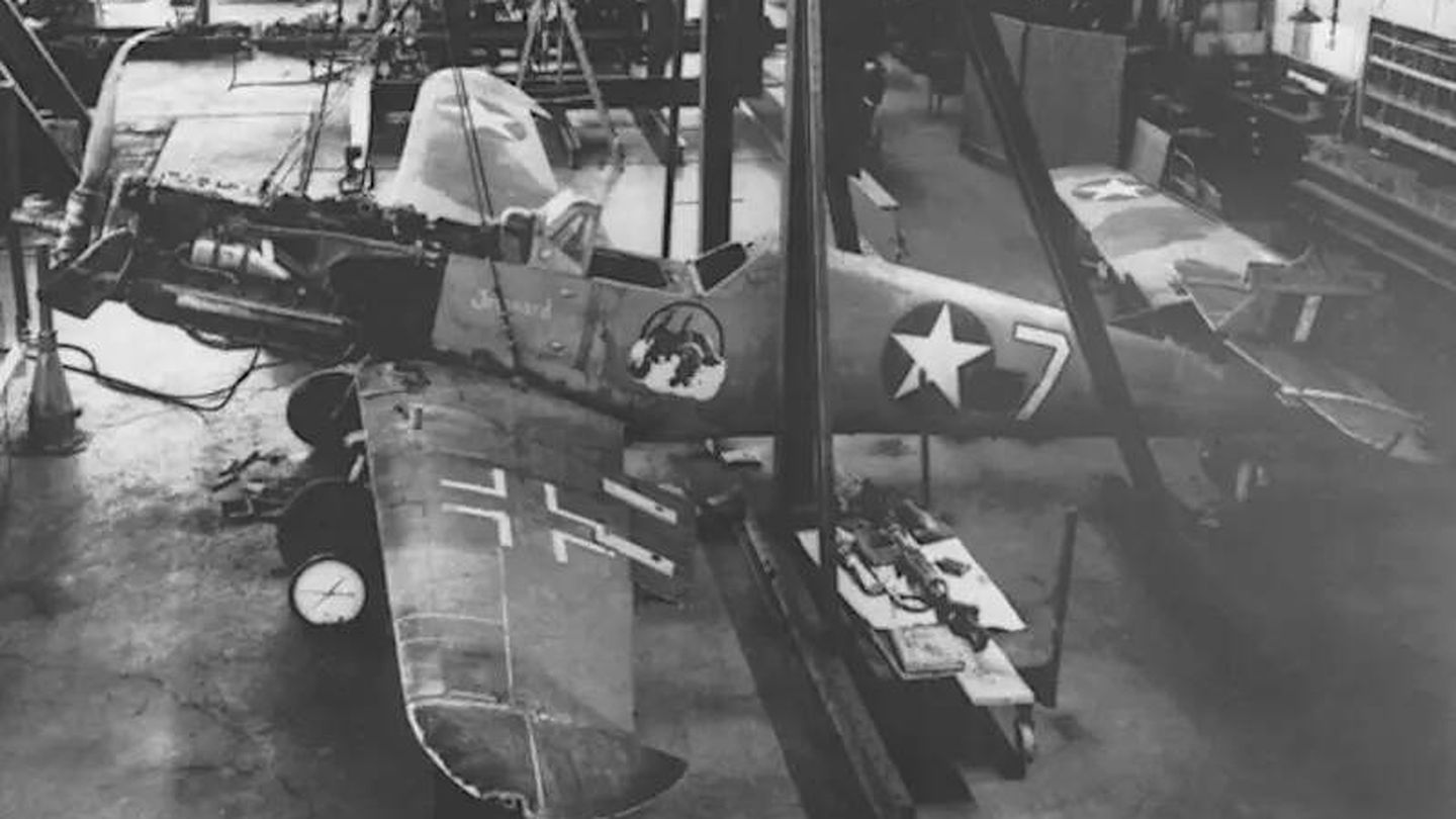 El programa secreto de captura de vehículos lleva activo casi un siglo. En la imagen se puede ver un Messerschmitt Bf 109G nazi capturado en Túnez siendo sometido a pruebas de estrés estructural.