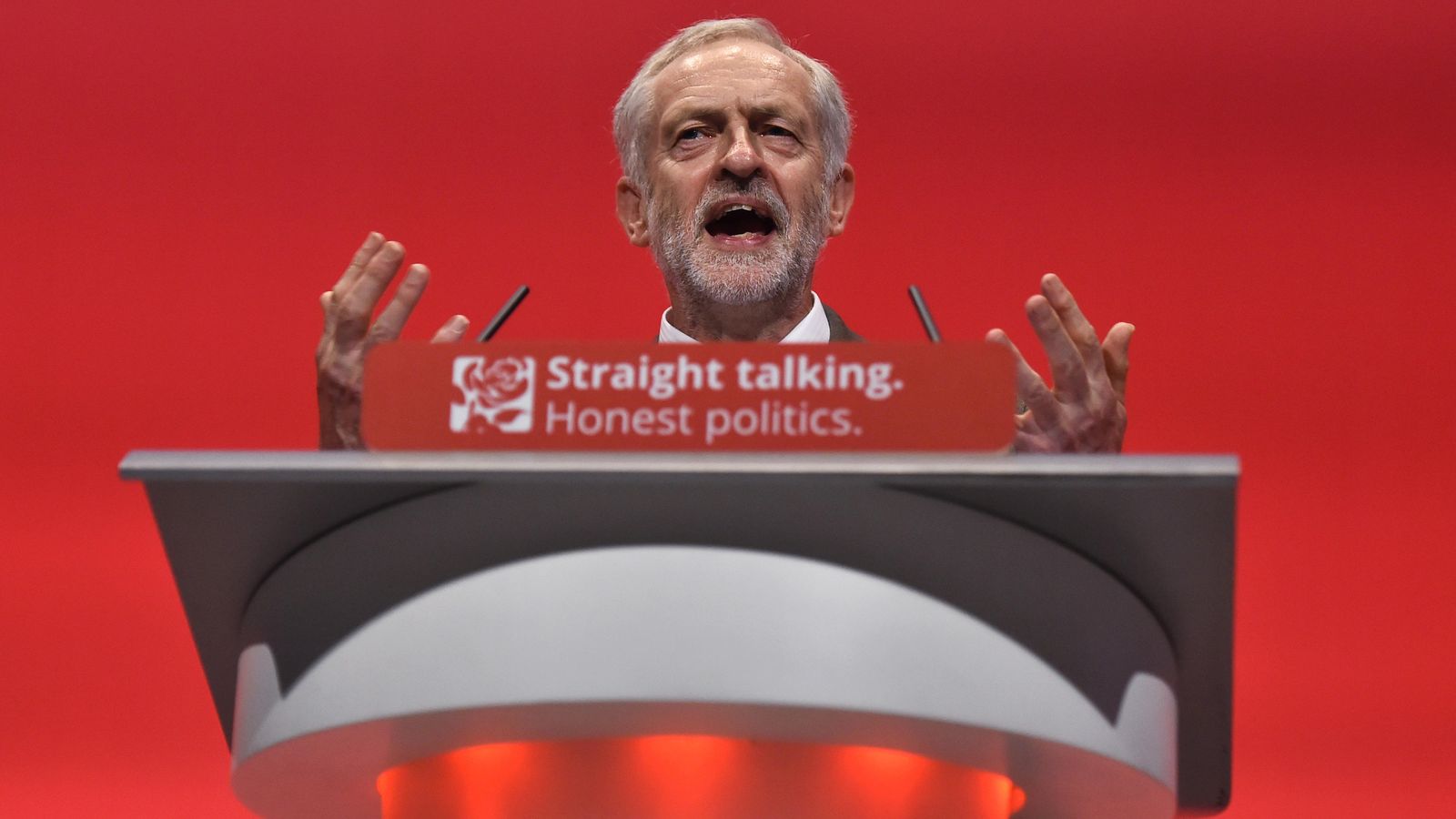 Foto: El líder de la oposición británica, Jeremy Corbyn, se dirige a las filas laboristas durante la conferencia anual del partido en Brighton (Reuters). 