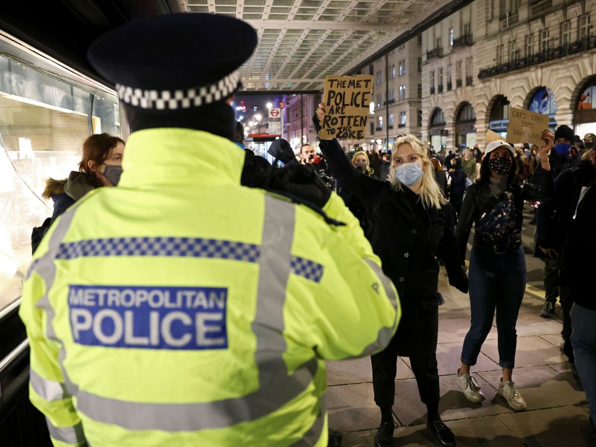 Foto: Manifestantes por el asesinato de Sarah Everard protestan frente a un agente en Londres. (Reuters)