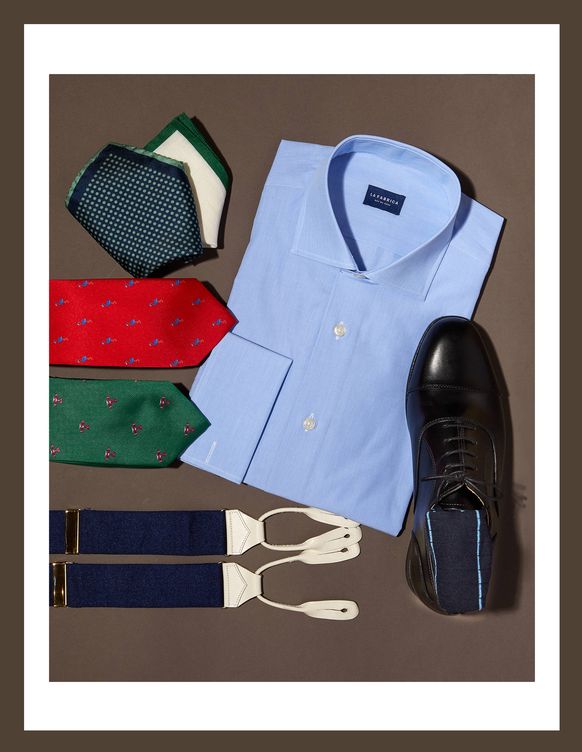 Camisa, zapato, corbatas, calcetines y pañuelo, de La Fábrica de Camisas. Tirantes, de Hackett. Pañuelo, de Lester.