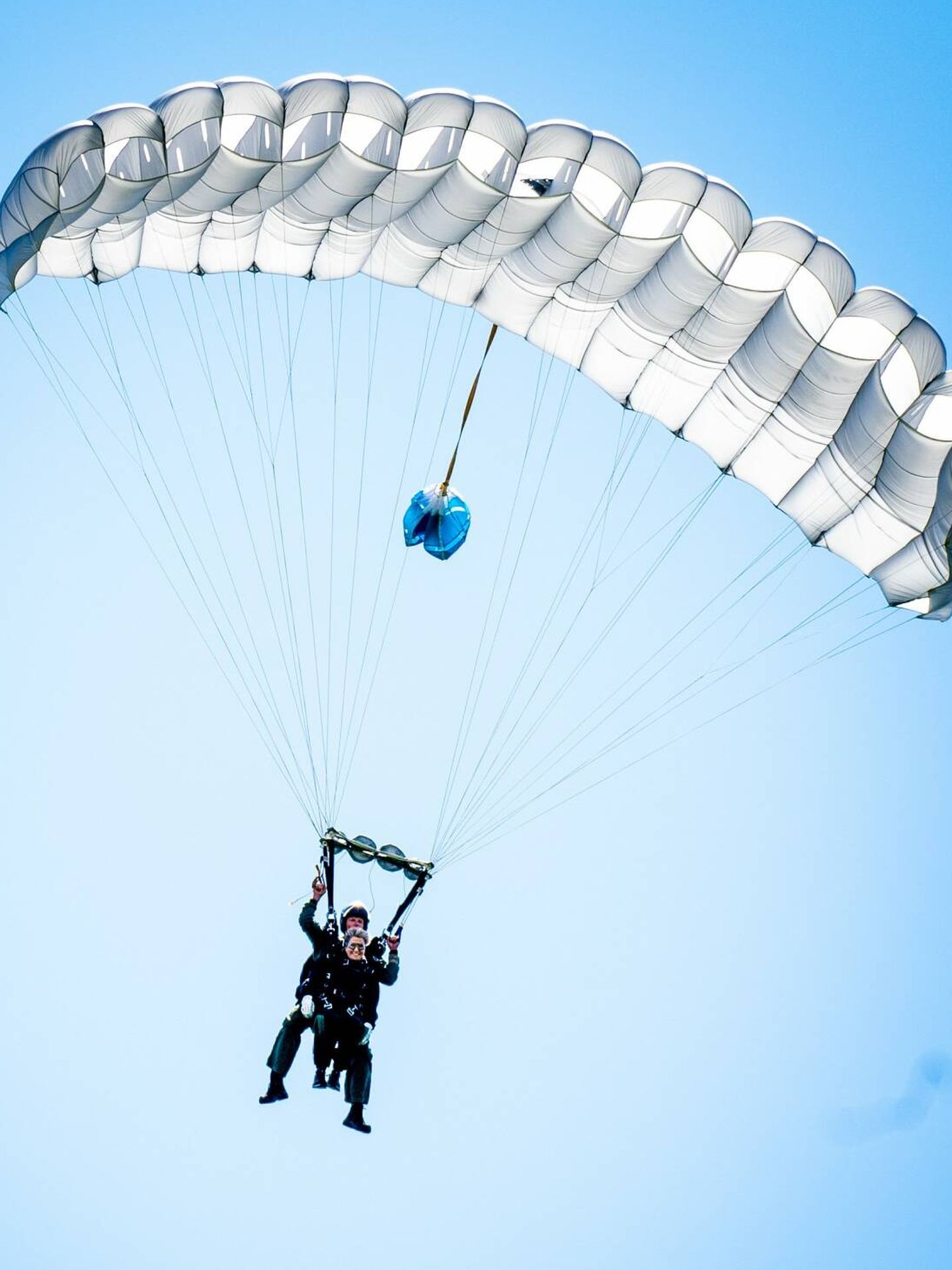 La reina Máxima de Holanda, tirándose en paracaídas. (C)