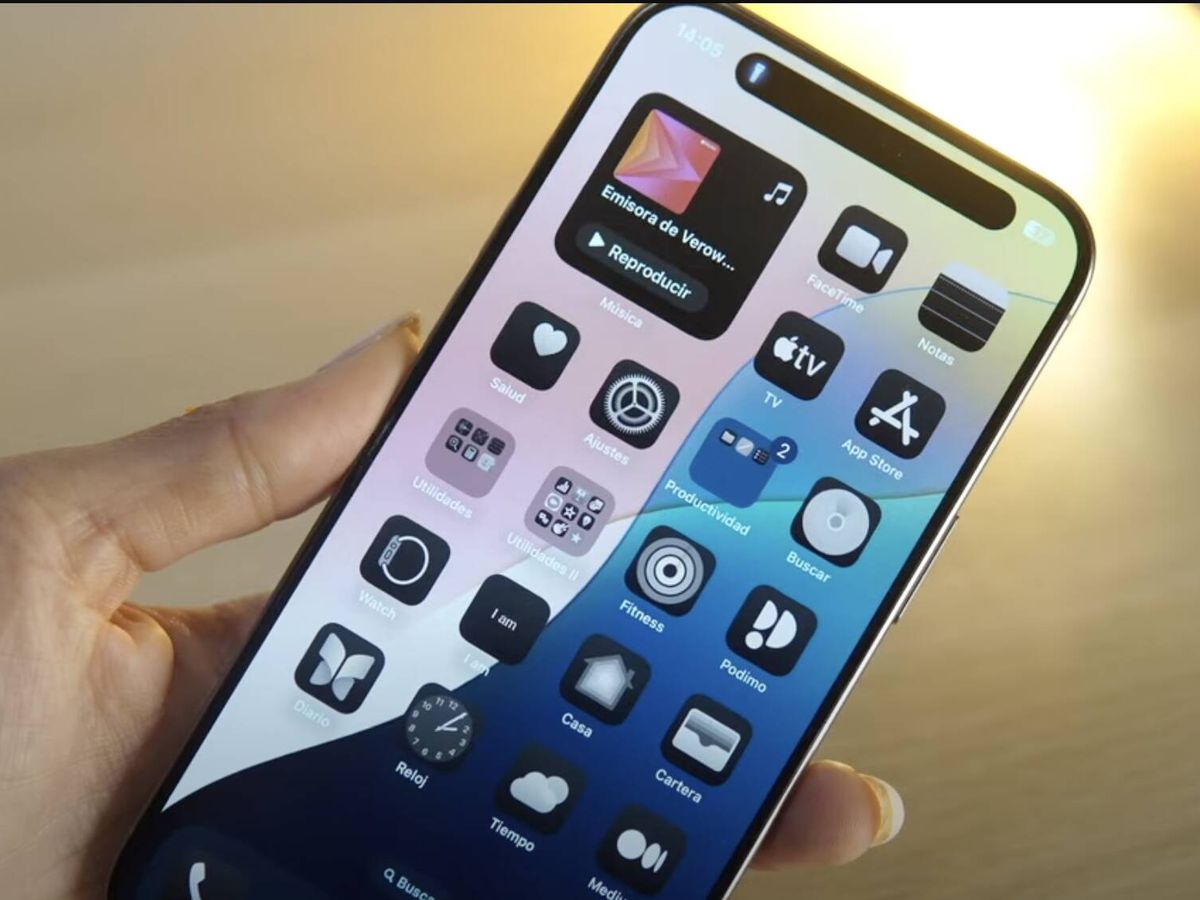 Foto: La 'Linterna' del iPhone mejorará considerablemente con iOS 18 (YouTube/@Verownika)