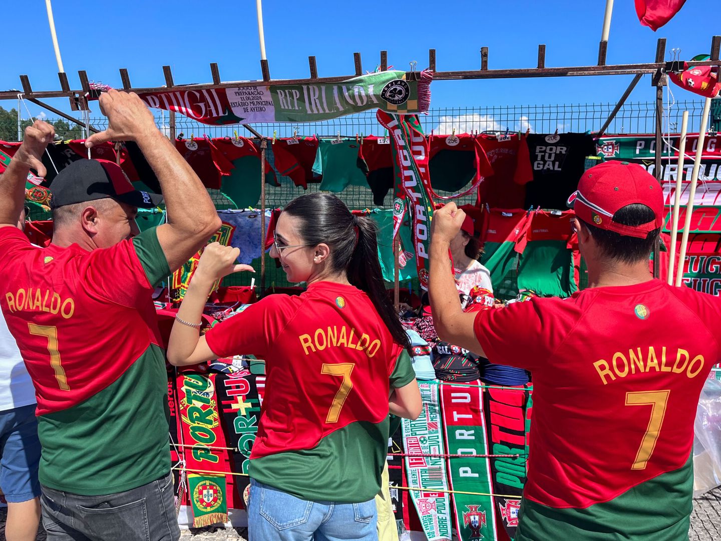 Aficionados portugueses en el amistoso previo a la Eurocopa. (EFE)