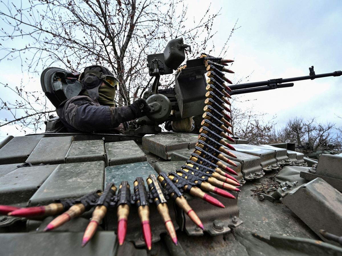 Foto: Un militar ucraniano comprueba un arma tras cargar munición. (Reuters)