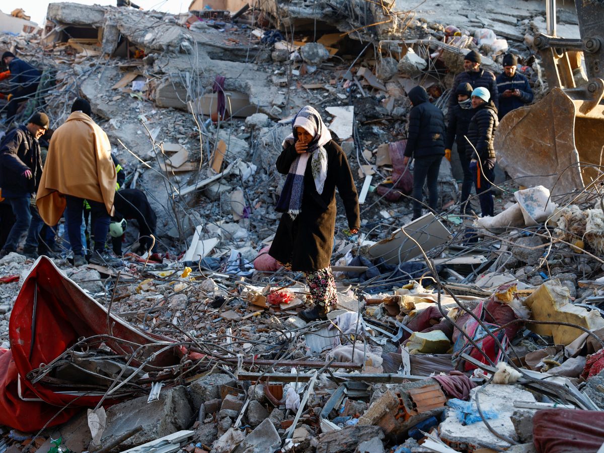 Foto: Una mujer observa la destrucción tras el terremoto en Kahramanmaras, Turquía. (Reuters/Suhaib Salem)