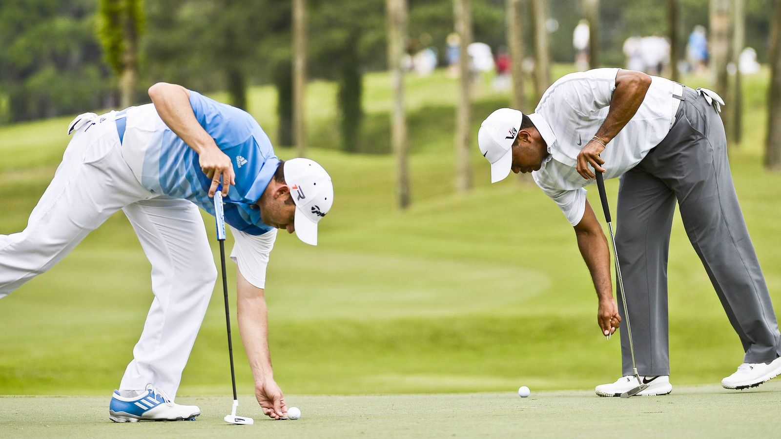 Foto: sergio García y Tiger Woods en un momento del THE PLAYERS Championship de 2013 (Efe)