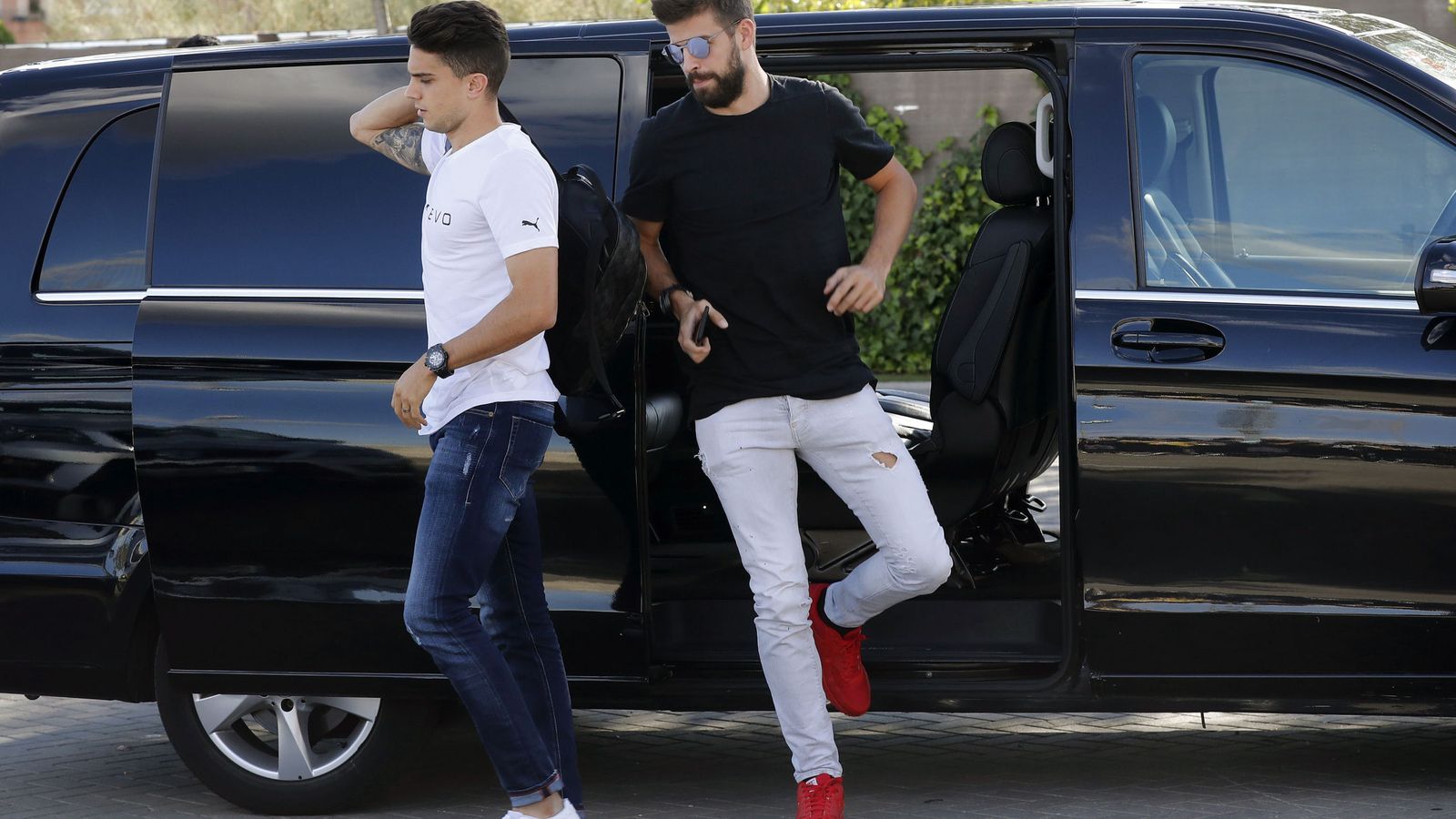 Foto: El futbolista del Barcelona Gerard Piqué, junto con Bartra, llegando a Las Rozas. (EFE)