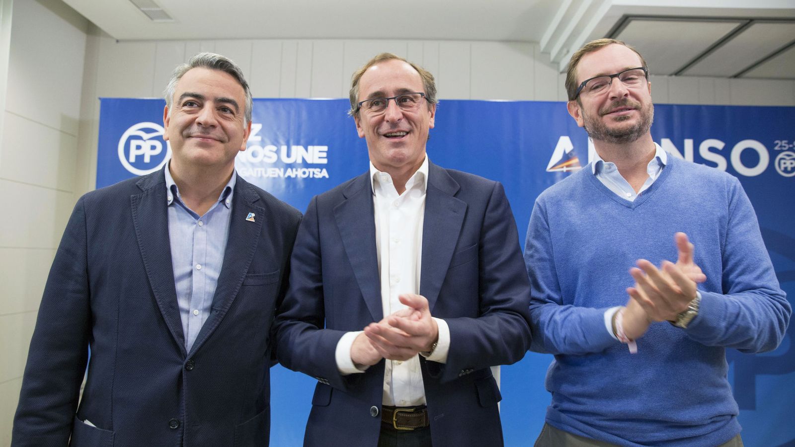Foto: El candidato a lendakari por el PP, Alfonso Alonso, el vicesecretario general del partido, Javier Maroto, y el presidente en Álava, Javier de Andrés, en Vitoria. (EFE)
