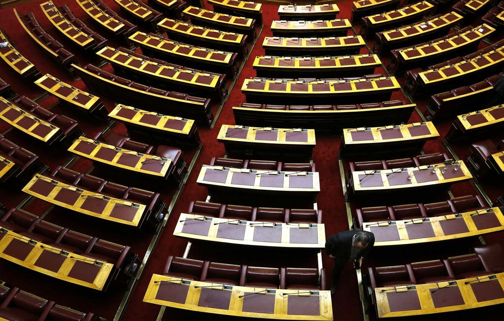 El último de los 300 legisladores griegos en abandonar el Parlamento tras la votación (Reuters)