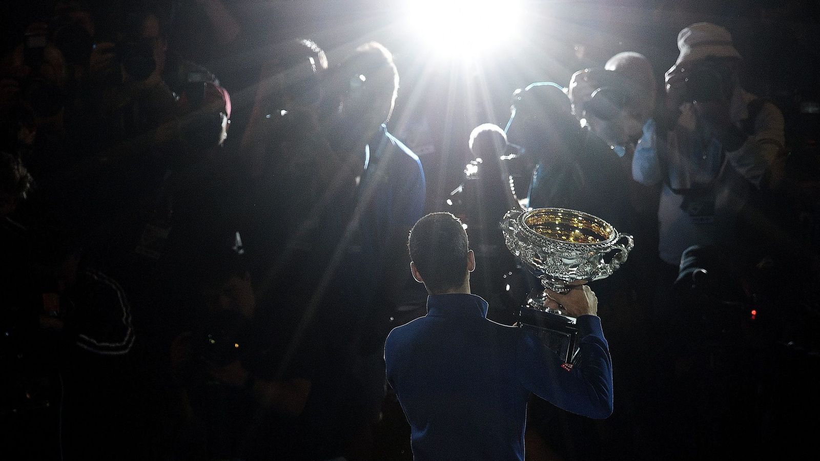 Foto: Djokovic poca con el trofeo de ganador del Open de Australia de 2016 (EFE)