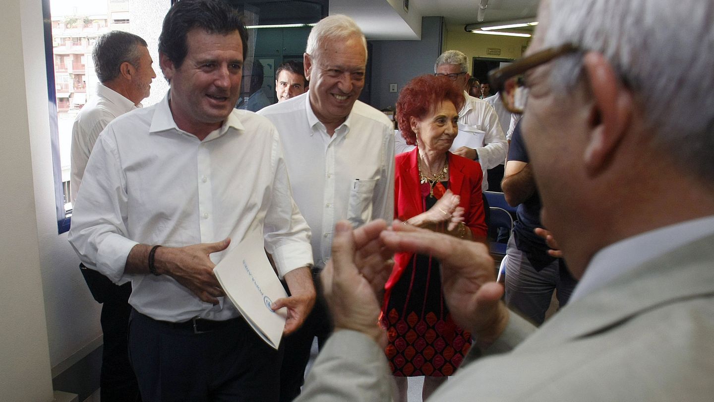 El presidente del PP en la provincia de Alicante, José Císcar, en primer plano. Fue la persona que denunció los contratos del PSPV con Crespo Gomar. (EFE)