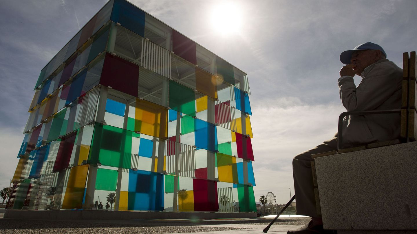 Vista del espectacular exterior del Centro Pompidou de Málaga con un cubo de colores como protagonista. (EFE)
