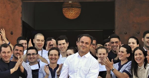 Foto: El chef Ángel León junto a sus trabajadores en Aponiente. (EFE)