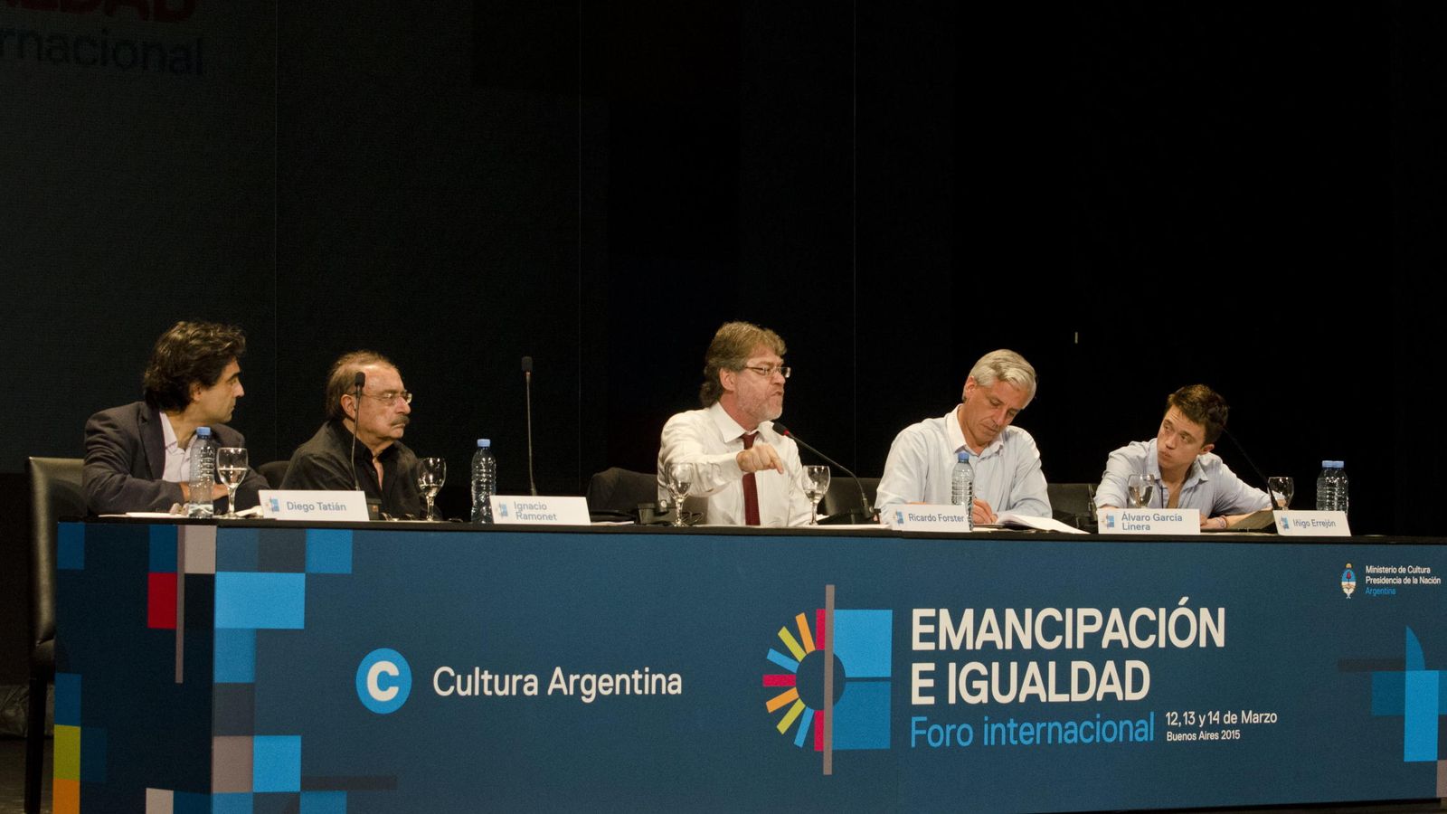 Foto: De izq. a dcha., Diego Tatián, Ignacio Ramonet, Ricardo Forster, Álvaro García Linera e Íñigo Errejón (EFE)