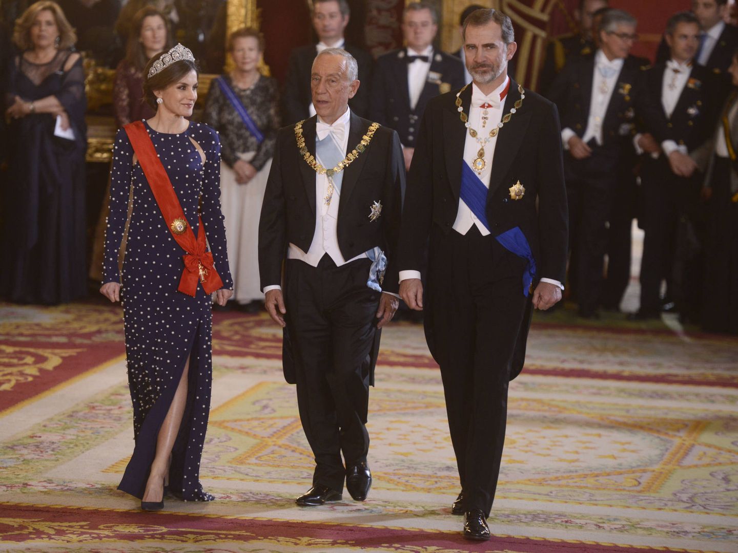 La reina junto a Marcelo Rebelo de Sousa y el rey Felipe VI. (Getty)