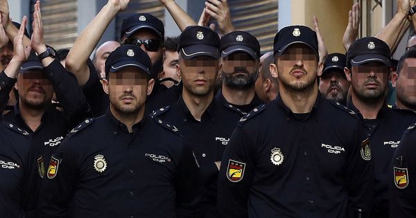 Foto: Efectivos de la Policía Nacional destinados a Cataluña para impedir el 1-O. (EFE) 