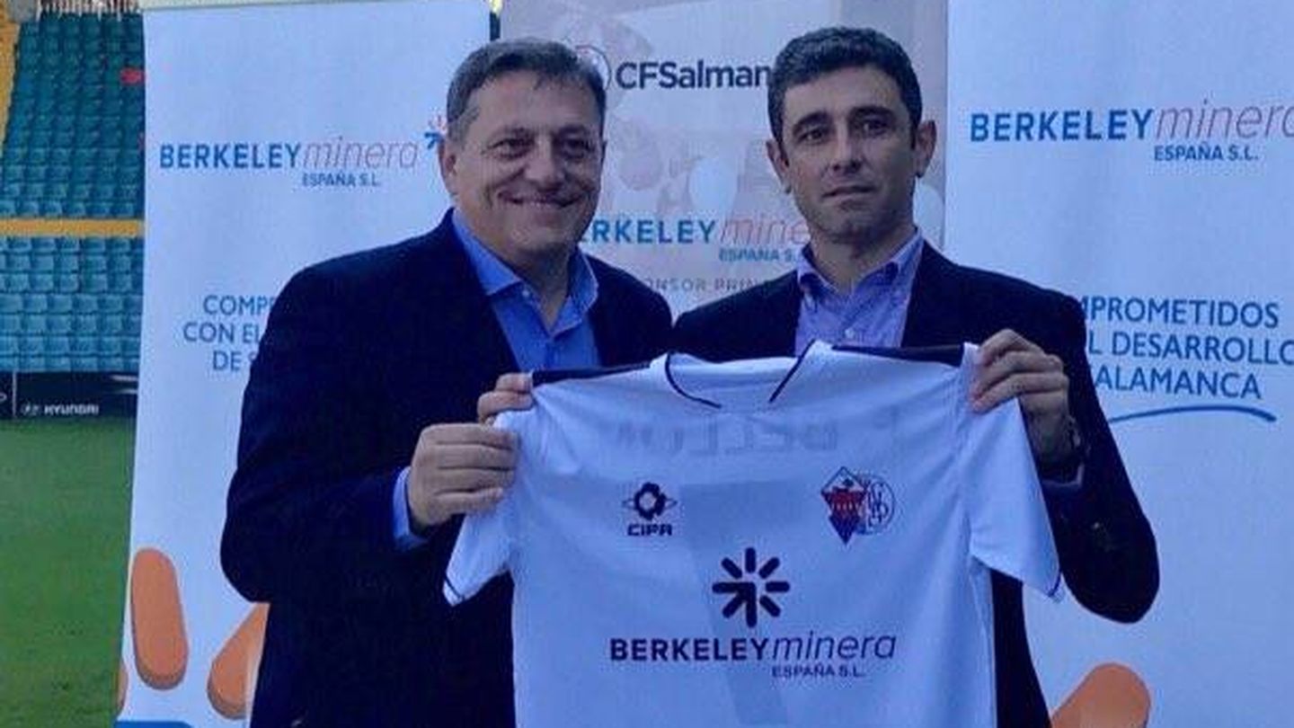 El presidente del Salmantino, Carlos Martín (d), posa con la camiseta del Salmantino. En ella se pueden ver los dos escudos. (CF Salmantino UDS)