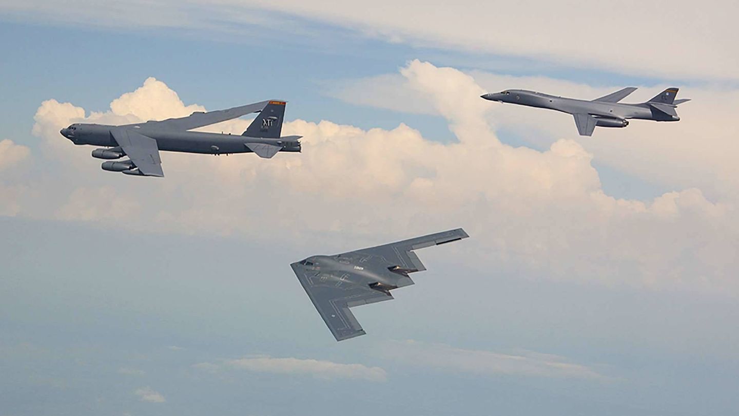 Interesdante imagen del trío de bombarderos norteamericanos en servicio, B-52, B-2 y B-1. (Foto USAF)
