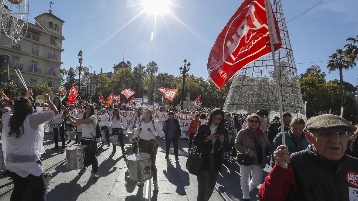 La izquierda agita el malestar sanitario y saca a miles de personas a la calle en Andalucía
