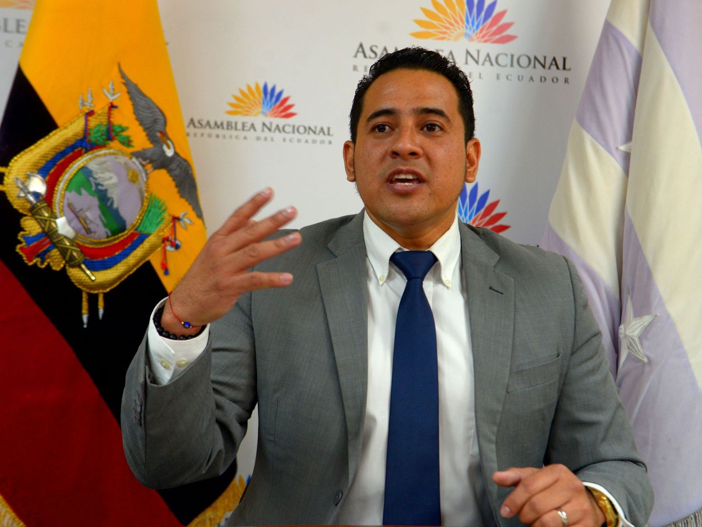 El legislador opositor Ronny Aleaga, durante una rueda de prensa en Guayaquil. (EFE)
