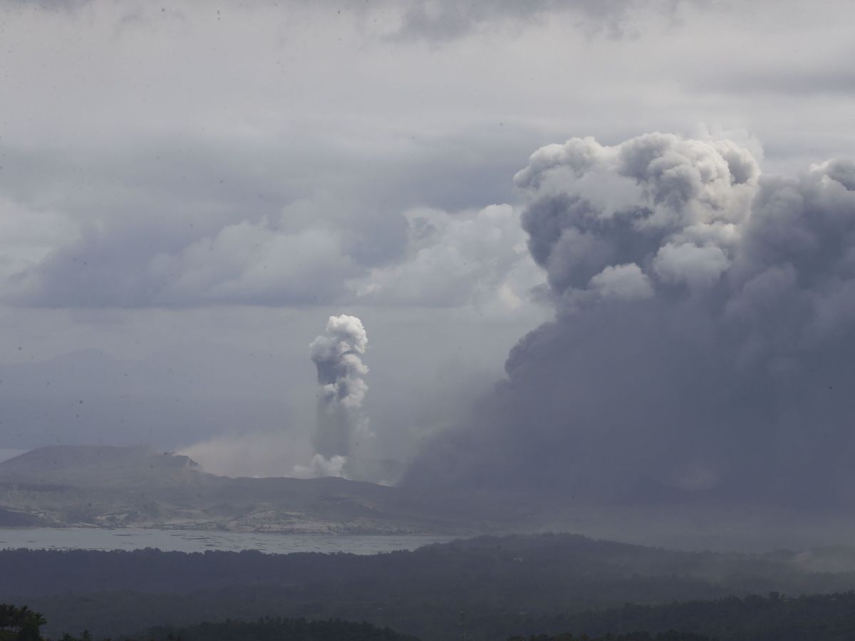 Foto: Erupción del volcán Taal, en la ciudad de Agoncillo en Filipinas (EFE)